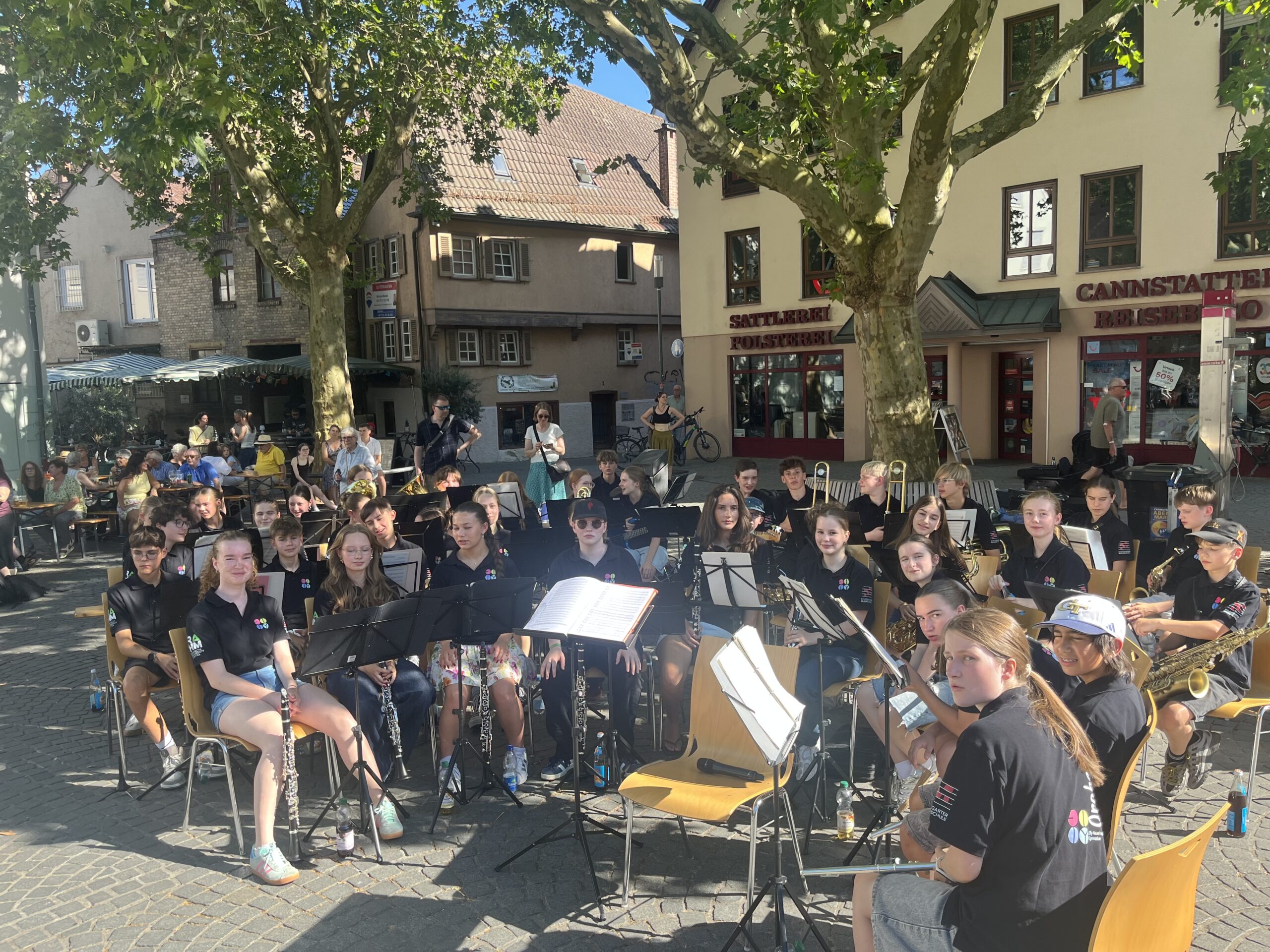 Schulorchester musiziert auf dem Cannstatter Abendmarkt